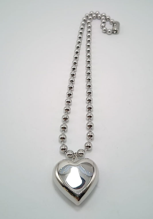 Cadena con dije rodinado plateada corazón.