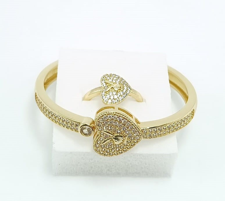 Set Brazalete con Anillo rodinado dorado.