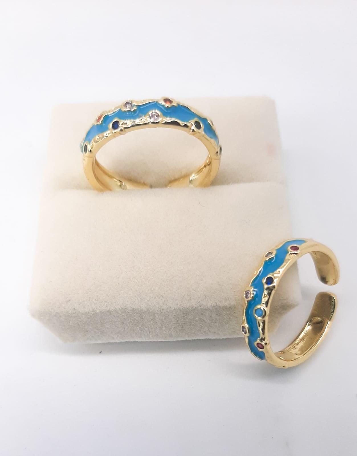 Anillo Rodinado Dorado con Detalles en Azul: Elegancia y Distinción