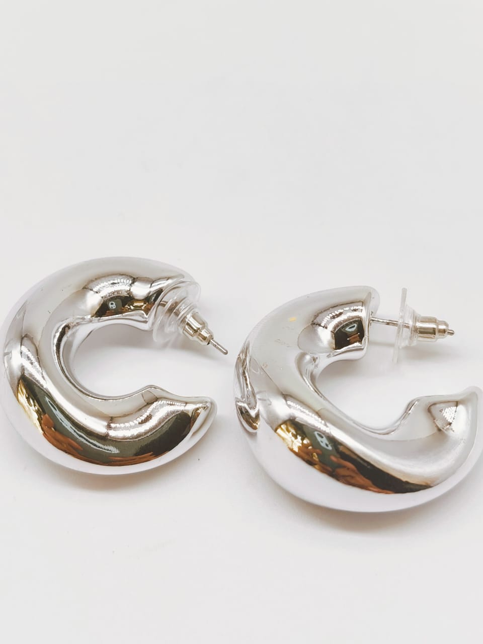 Aretes Candongas chunky plateado.