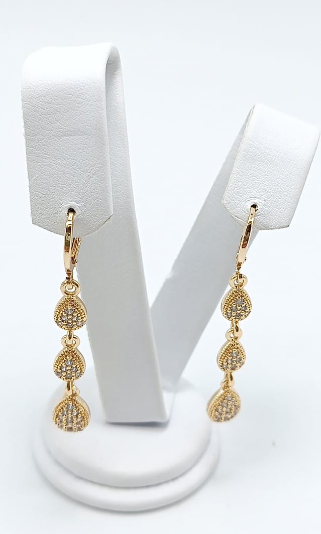 Aretes rodinado Dorado 3 gotas con circones.