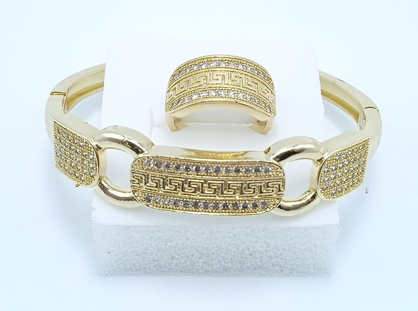 Set de Brazalete con anillo rodinado con circones Dorado.